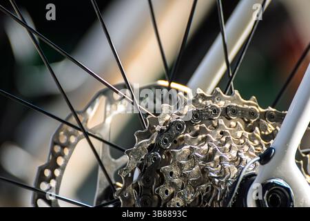 détail des pignons et rayons de roue arrière de vélo, mécanique de cyclisme vue rapprochée de la roue arrière de vélo Banque D'Images