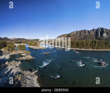 Panorama aérien de la vallée d'automne d'une rivière de montagne. Altaï, rivière Katun Banque D'Images