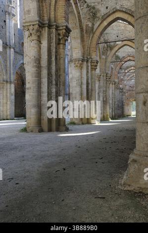 Une impressionnante et belle columnade gothique en Toscane Banque D'Images