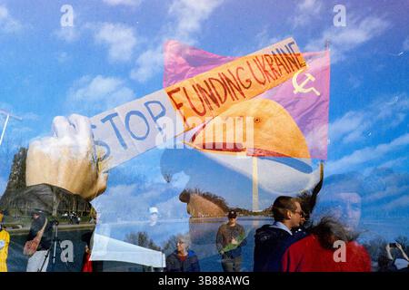 24 février 2023, Washington, District of Columbia, USA : rassemblement libertaire Rage Against the War machine au Lincoln Memorial, 19 février 2023 à Washington, DC. Réalisé sur film double-exposé. (Crédit image : © Eric Kayne/ZUMA Press Wire) Banque D'Images