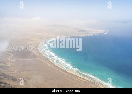 Paysage naturel de Lanzarote. Vue sur la mer et la côte depuis la plate-forme d'observation - Mirador de El Risco de Famara Banque D'Images
