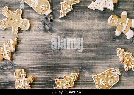 Biscuits de pain d'épice faits maison de Noël à la cannelle et à l'anis sur le vieux cadre de fond en bois avec espace pour le texte. Joyeux Noël et bonne année. Banque D'Images