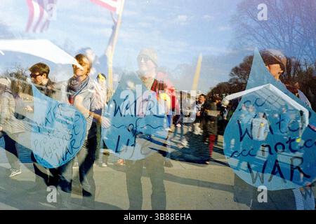 24 février 2023, Washington, District of Columbia, USA : rassemblement libertaire Rage Against the War machine au Lincoln Memorial, 19 février 2023 à Washington, DC. Réalisé sur film double-exposé. (Crédit image : © Eric Kayne/ZUMA Press Wire) Banque D'Images
