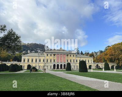 Côme, Italie - 12 novembre 2023 : Parc vert en face de l'ancienne villa Olmo sur les rives du lac de Côme. Italie Banque D'Images