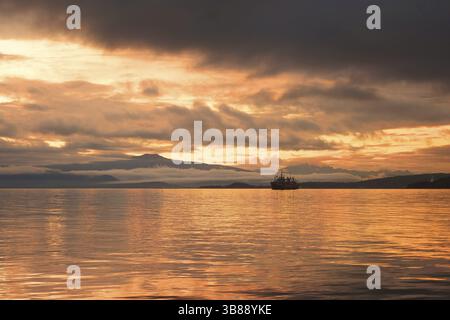 Calme soirée d'été et coucher de soleil sur la baie d'Avascha à Petropavlovsk-Kamchatsky Banque D'Images