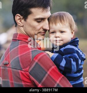 Portrait d'heureux père et fils à l'extérieur Banque D'Images