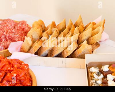 Élégant buffet de hors-d'œuvre de mariage avec une variété d'amuse-gueules, parfait pour l'heure de cocktail ou de restauration à la réception. Banque D'Images