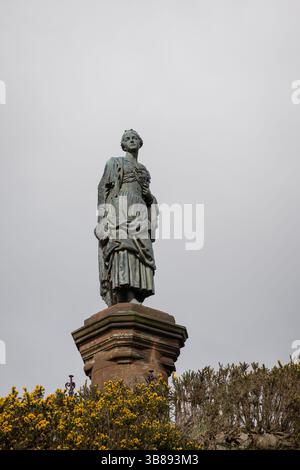Statue de bronze Highland Mary classée monument historique à Dunoon, en Écosse. Mary Campbell, l'amante de Robert Burns, fait face au Firth of Clyde. Banque D'Images