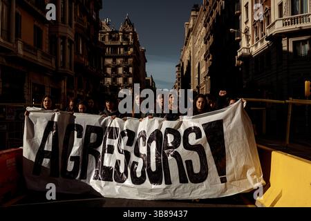 14 décembre 2023, Barcelone, Catalogne, Espagne : protestation d’étudiantes féministes catalanes en grève contre l’agression de la part du professeur (crédit image : © Matthias Oesterle/ZUMA Press Wire) Banque D'Images