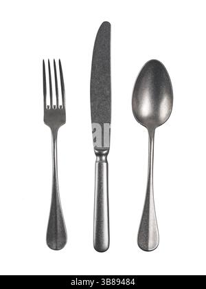 Couverts modernes à effet ancien. Set de couverts avec fourchette, couteau et cuillère isolé sur blanc avec chemin de coupe Banque D'Images
