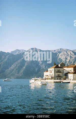Bateau d'excursion est amarré au large de la côte de Perast près des bateaux de pêche. Monténégro. Banque D'Images