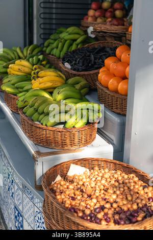 Fruits et légumes frais dans des paniers en osier sur un marché de rue local Banque D'Images