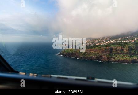Vue du cockpit de l'approche finale de l'aéroport de Madère au-dessus de l'océan Atlantique Banque D'Images