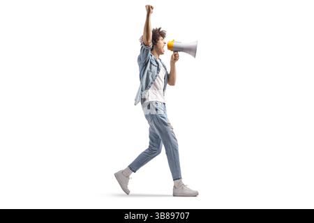 Jeune homme marchant avec un mégaphone et criant isolé sur fond blanc Banque D'Images