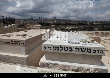 Pierres tombales avec des pierres laissées par les visiteurs dans le célèbre cimetière juif le plus important du monde sur les pentes du mont Des oliviers, Dome of the Rock est à l'arrière. Banque D'Images