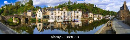 France voyage, la plupart des villages pittoresques et les villes romantiques de Bretagne. Pittoresque port traditionnel de Dinan avec des maisons à colombages, des restaurants plus Banque D'Images
