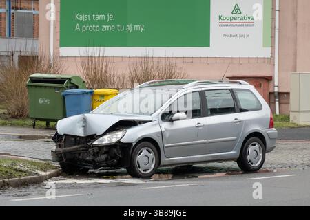 OSTRAVA, TCHÉQUIE - 24 JANVIER 2024 : accident de la circulation, Peugeot 307 break s'est écrasé avec la compagnie d'assurance Kooperativa interdite en arrière-plan Banque D'Images