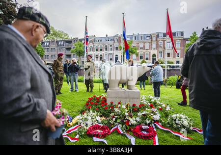 UTRECHT - fleurs au monument de l'ours polaire dans le Hogelandsepark à la mémoire du 49e Régiment de troupes de reconnaissance, ou 'ours polaires. Il y a exactement quatre-vingts ans, le 7 mai 1945, le 49e Régiment de troupes de reconnaissance entrait à Utrecht par la Biltstraat pour confirmer la libération de la ville. ANP FREEK VAN DEN BERGH pays-bas Out - belgique Out Banque D'Images