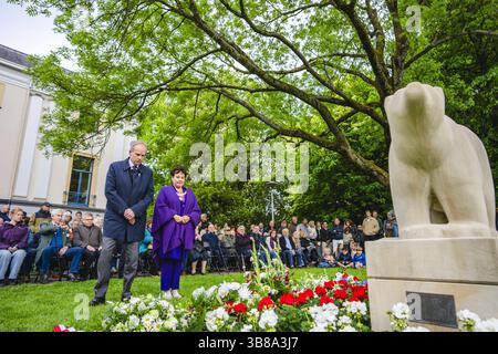 UTRECHT - fleurs au monument de l'ours polaire dans le Hogelandsepark à la mémoire du 49e Régiment de troupes de reconnaissance, ou 'ours polaires. Il y a exactement quatre-vingts ans, le 7 mai 1945, le 49e Régiment de troupes de reconnaissance entrait à Utrecht par la Biltstraat pour confirmer la libération de la ville. ANP FREEK VAN DEN BERGH pays-bas Out - belgique Out Banque D'Images