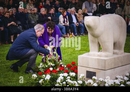 UTRECHT - fleurs au monument de l'ours polaire dans le Hogelandsepark à la mémoire du 49e Régiment de troupes de reconnaissance, ou 'ours polaires. Il y a exactement quatre-vingts ans, le 7 mai 1945, le 49e Régiment de troupes de reconnaissance entrait à Utrecht par la Biltstraat pour confirmer la libération de la ville. ANP FREEK VAN DEN BERGH pays-bas Out - belgique Out Banque D'Images