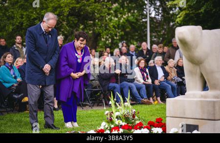 UTRECHT - fleurs au monument de l'ours polaire dans le Hogelandsepark à la mémoire du 49e Régiment de troupes de reconnaissance, ou 'ours polaires. Il y a exactement quatre-vingts ans, le 7 mai 1945, le 49e Régiment de troupes de reconnaissance entrait à Utrecht par la Biltstraat pour confirmer la libération de la ville. ANP FREEK VAN DEN BERGH pays-bas Out - belgique Out Banque D'Images