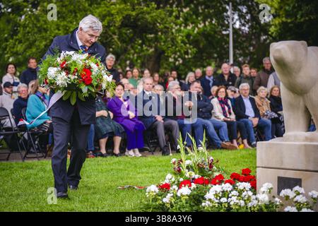UTRECHT - fleurs au monument de l'ours polaire dans le Hogelandsepark à la mémoire du 49e Régiment de troupes de reconnaissance, ou 'ours polaires. Il y a exactement quatre-vingts ans, le 7 mai 1945, le 49e Régiment de troupes de reconnaissance entrait à Utrecht par la Biltstraat pour confirmer la libération de la ville. ANP FREEK VAN DEN BERGH pays-bas Out - belgique Out Banque D'Images
