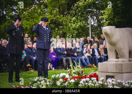 UTRECHT - fleurs au monument de l'ours polaire dans le Hogelandsepark à la mémoire du 49e Régiment de troupes de reconnaissance, ou 'ours polaires. Il y a exactement quatre-vingts ans, le 7 mai 1945, le 49e Régiment de troupes de reconnaissance entrait à Utrecht par la Biltstraat pour confirmer la libération de la ville. ANP FREEK VAN DEN BERGH pays-bas Out - belgique Out Banque D'Images