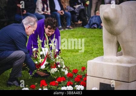 UTRECHT - fleurs au monument de l'ours polaire dans le Hogelandsepark à la mémoire du 49e Régiment de troupes de reconnaissance, ou 'ours polaires. Il y a exactement quatre-vingts ans, le 7 mai 1945, le 49e Régiment de troupes de reconnaissance entrait à Utrecht par la Biltstraat pour confirmer la libération de la ville. ANP FREEK VAN DEN BERGH pays-bas Out - belgique Out Banque D'Images