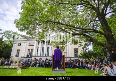 UTRECHT - fleurs au monument de l'ours polaire dans le Hogelandsepark à la mémoire du 49e Régiment de troupes de reconnaissance, ou 'ours polaires. Il y a exactement quatre-vingts ans, le 7 mai 1945, le 49e Régiment de troupes de reconnaissance entrait à Utrecht par la Biltstraat pour confirmer la libération de la ville. ANP FREEK VAN DEN BERGH pays-bas Out - belgique Out Banque D'Images
