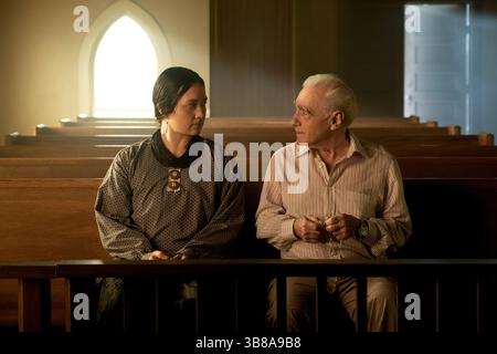 Killers of the Flower Moon meilleure PHOTO Martin Scorsese meilleur RÉALISATEUR : DATE DE SORTIE : 20 octobre 2023. TITRE : tueurs de la Lune des fleurs. RÉALISATEUR : Martin Scorsese. STUDIO : Apple Studios. Les membres de la tribu Osage aux États-Unis sont assassinés dans des circonstances mystérieuses dans les années 1920, déclenchant une enquête majeure du F.B.I. impliquant J. Edgar Hoover. EN VEDETTE : LILY GLADSTONE et MARTIN SCORSESE sur le plateau. (Crédit image : © Apple Studios/Entertainment Pictures/ZUMAPRESS.com) Banque D'Images