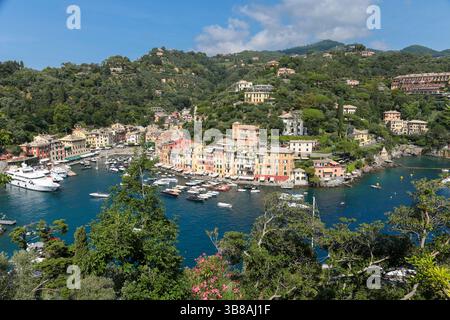 Bâtiments colorés et yachts dans la marina de Portofino, Ligurie, Italie. Vue aérienne du pittoresque village côtier entouré d'une colline verdoyante Banque D'Images