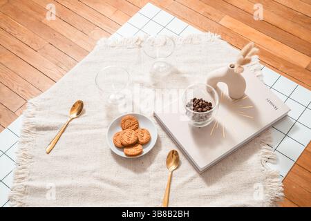 Cozy Hygge Lifestyle Flat Lay - Livre, biscuits, café sur tapis texturé Banque D'Images