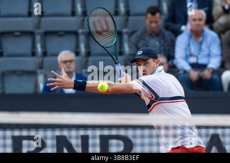16 mai 2024, Rome, Italie : Nicolas Jarry, du Chili, joue contre Stefanos Tsitsipas, de Grèce, lors du match de quart de finale en simple masculin le onzième jour de l'Internazionali BNL D'Italia 2024 au Foro Italico à Rome, Italie. Nicolas Jarry a gagné contre Stefanos Tsitsipas 3-6, 7-5, 6-4 (crédit image : © Stefano Costantino/SOPA images via ZUMA Press Wire) Banque D'Images