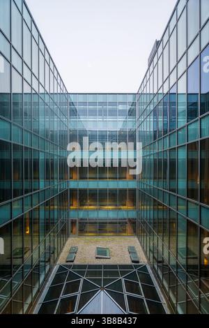 immeuble de bureaux moderne en verre avec design symétrique Banque D'Images