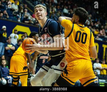 Décembre 29 2023 Berkeley, CA États-Unis le centre de l'Arizona Motiejus Krivas (14) va au panier lors du match de basket-ball masculin de la NCAA entre les Wildcats de l'Arizona et les Golden Bears de Californie. Arizona a battu California100-81 au Haas Pavilion Berkeley Calif. Thurman James / CSM (crédit image : © Thurman James/CSM via ZUMA Press Wire) Banque D'Images