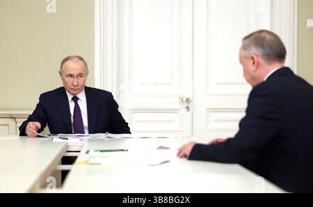 26 avril 2024, Saint-Pétersbourg, oblast de Moscou, Russie : le président russe Vladimir Poutine, à gauche, tient une réunion en face à face avec le gouverneur de Saint-Pétersbourg Alexander Beglov, à droite, le 26 avril 2024 à Saint-Pétersbourg, en Russie. (Crédit image : © Gavriil Grigorov/Kremlin Pool/Planet Pix via ZUMA Press Wire) Banque D'Images