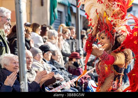 Piove di Sacco, Padoue, Italie - 16 mars 2025 : danseurs de samba brésiliens en costumes colorés à plumes jouant lors d'un défilé de carnaval Banque D'Images