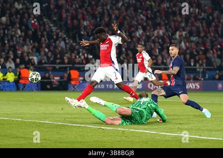 Bukayo Saka d'Arsenal (au centre) tente un tir qui dépasse la barre lors de la demi-finale de l'UEFA Champions League, match de deuxième manche au Parc des Princes à Paris, en France. Date de la photo : mercredi 7 mai 2025. Banque D'Images