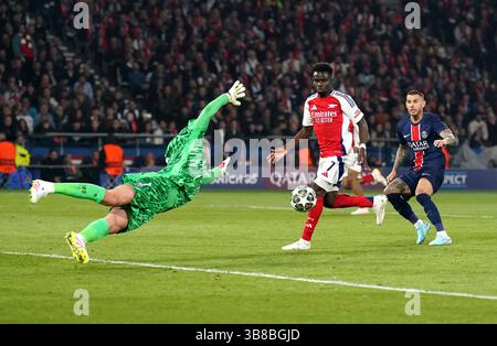 Bukayo Saka d'Arsenal (au centre) tente un tir qui dépasse la barre lors de la demi-finale de l'UEFA Champions League, match de deuxième manche au Parc des Princes à Paris, en France. Date de la photo : mercredi 7 mai 2025. Banque D'Images