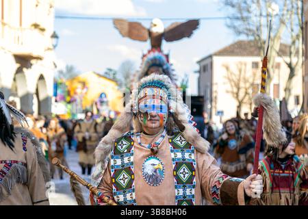 Piove di Sacco, Padoue, Italie - 16 mars 2025 : défilé du carnaval avec les participants portant des costumes d'inspiration amérindienne Banque D'Images