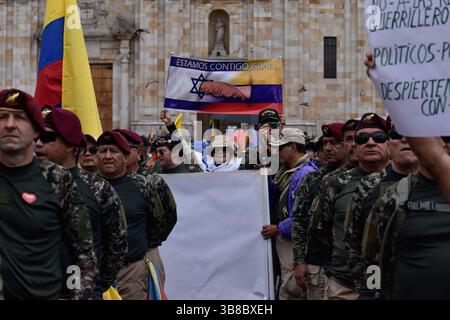18 octobre 2023, Bogota, Cundinamarca, Colombie : des manifestants tiennent des banderoles et des drapeaux en soutien à Israël alors que des vétérans de l'armée colombienne manifestent contre le gouvernement du président colombien Gustavo Petro le 18 octobre 2023. (Crédit image : © Cristian Bayona/LongVisual via ZUMA Press Wire) Banque D'Images