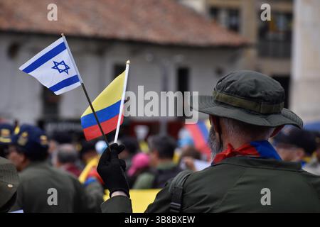 18 octobre 2023, Bogota, Cundinamarca, Colombie : des manifestants tiennent des banderoles et des drapeaux en soutien à Israël alors que des vétérans de l'armée colombienne manifestent contre le gouvernement du président colombien Gustavo Petro le 18 octobre 2023. (Crédit image : © Cristian Bayona/LongVisual via ZUMA Press Wire) Banque D'Images
