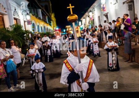 Nazarenitos, l'enfant Nazaréen, marche devant la procession d'une confrérie religieuse pendant les célébrations de la semaine Sainte à Mompox, en Colombie. Banque D'Images