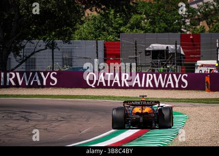 17 mai 2024, Imola, Italie : le pilote australien de l'écurie McLaren Formula One, Oscar Piastri (81), participe aux essais libres au Grand Prix MSC Cruises de formule 1 du Made in Italy et de l'Emilia Romagna. (Crédit image : © Luca Martini/SOPA images via ZUMA Press Wire) Banque D'Images