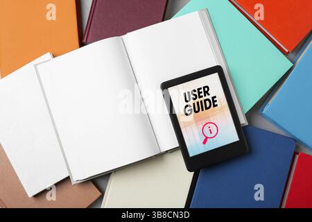 Guide de l'utilisateur document ouvert dans l'appareil e-book et de nombreux livres différents, à afficher Banque D'Images