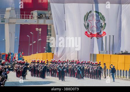 2 juin 2023, Rome, Italie : à l'arrière-plan une grande bannière avec le symbole de la République italienne tandis que les Granatieri de Sardaigne commencent le défilé militaire pour les célébrations de la Journée de la République italienne à Rome. La fête de la République italienne est la fête nationale italienne, est l'un des symboles nationaux de l'Italie et est célébrée chaque année le 2 juin avec la célébration principale qui a lieu à Rome. La journée commémore le référendum institutionnel italien de 1946 organisé au suffrage universel, au cours duquel le peuple italien a été appelé aux urnes pour décider de la forme de gouvernement entre république et monarc Banque D'Images