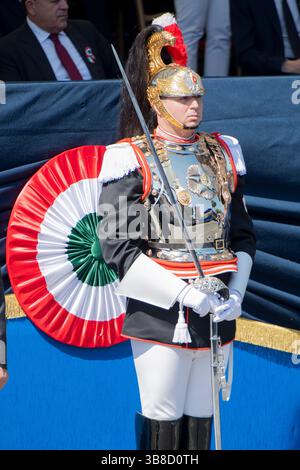 2 juin 2023, Rome, Italie : Cuirassier appartenant à la force spécialisée des carabiniers et de la garde d'honneur du Président de la République et derrière lui une cocarade aux couleurs de la République italienne lors du défilé militaire pour les célébrations de la fête de la République italienne à Rome. La fête de la République italienne est la fête nationale italienne, est l'un des symboles nationaux de l'Italie et est célébrée chaque année le 2 juin avec la célébration principale qui a lieu à Rome. Cette journée commémore le référendum institutionnel italien de 1946 organisé au suffrage universel, auquel le peuple italien a été appelé Banque D'Images
