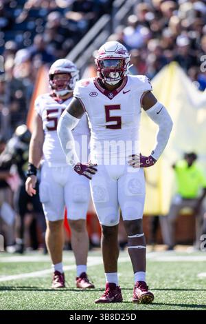 28 octobre 2023 : Jared verse (5), joueur de ligne défensive des Seminoles de Floride, regarde vers le banc des Seminoles de Floride lors du match de football de la NCAA entre les Seminoles de Floride et les Demon Deacons de Wake Forest au Allegacy Federal Credit Union Stadium à Winston-Salem, Caroline du Nord. Jonathan Huff/CSM (crédit image : © Jonathan Huff/CSM via ZUMA Press Wire) Banque D'Images