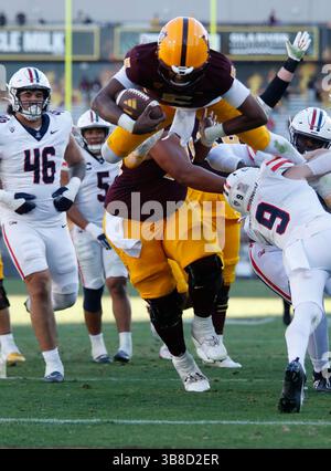 25 novembre 2023 : le quarterback Jaden Rashada (5 ans) des Sun Devils de l'Arizona plonge pour le touchdown lors d'un match de football NCAA entre l'Université de l'Arizona et l'Université de l'Arizona au Mountain America Stadium de Tempe, Arizona. ..Michael Cazares/CSM. (Image crédit : Banque D'Images