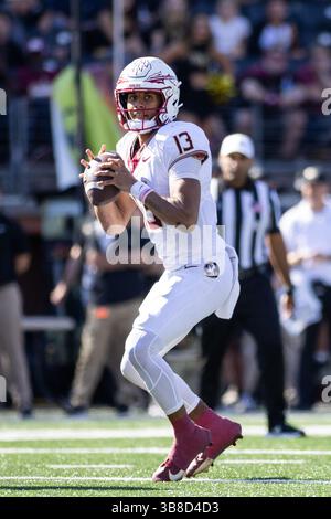 28 octobre 2023 : Jordan Travis (13 ans), quarterback des Seminoles de Floride, cherche une cible ouverte lors du match de football de la NCAA entre les Seminoles de Floride et les Demon Deacons de Wake Forest au Allegacy Federal Credit Union Stadium à Winston-Salem, Caroline du Nord. Jonathan Huff/CSM (crédit image : © Jonathan Huff/CSM via ZUMA Press Wire) Banque D'Images